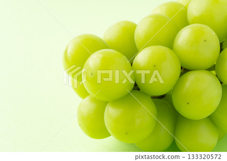 近距離拍攝看起來非常美味的 Shine Muscat 葡萄 133320572