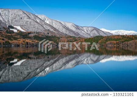 Snow-capped mountains reflected in Lake Aoki, Omachi City, Nagano Prefecture Snow-capped mountains reflected in Lake Aoki, Omachi City, Nagano Prefecture 133321101