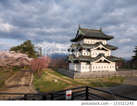 Hirosaki Castle, Cherry Blossoms, and Mount Iwaki (Cloudy Day Version 2025) Hirosaki Castle, Cherry Blossoms, and Mount Iwaki (Cloudy Day Version 2025) 133321243