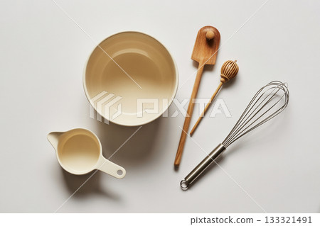 白色背景上的烘焙工具組（碗、打蛋器、量杯） 133321491