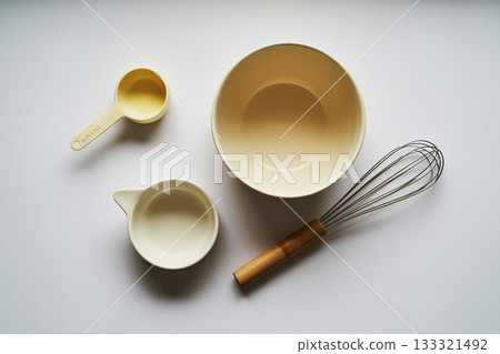 白色背景上的烘焙工具組（碗、打蛋器、量杯） 133321492