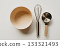 白色背景上的烘焙工具組（碗、打蛋器、量杯） 133321493