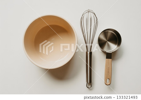 白色背景上的烘焙工具組（碗、打蛋器、量杯） 133321493