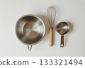 白色背景上的烘焙工具組（碗、打蛋器、量杯） 133321494