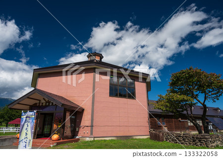 Koiwai Farm Makiba Hall Navy Blue Sky Koiwai Farm Makiba Hall Navy Blue Sky 133322058