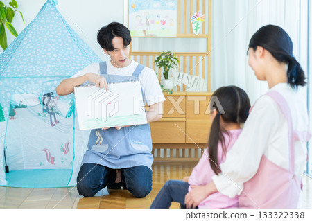 玩連環畫的保育員 133322338