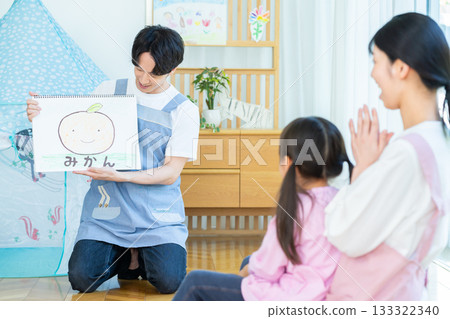 玩連環畫的保育員 133322340