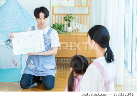 A nursery teacher who plays a picture-story show A nursery teacher who plays a picture-story show 133322341