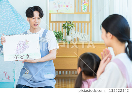 玩連環畫的保育員 133322342