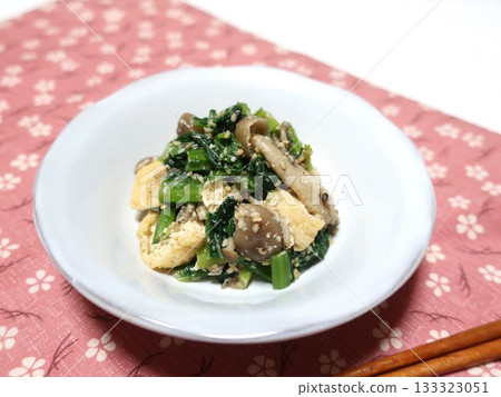 小松菜、炸豆腐和蟹香菇，淋上芝麻味噌醬 133323051