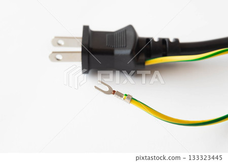 Grounded outlet plug 133323445