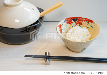 Freshly cooked rice and earthenware pot Freshly cooked rice and earthenware pot 133323905