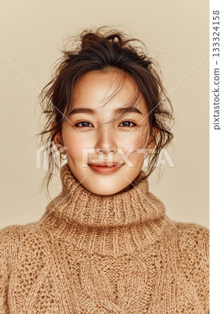 微笑女子肖像（簡約背景，針織衫，影棚拍攝，自然風格，冬季時尚） 133324158
