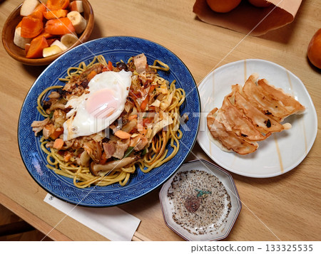 An example of a lunch set of gomoku ankake yakisoba (stir-fried noodles with thickened sauce) and fried dumplings at a local Chinese restaurant 133325535