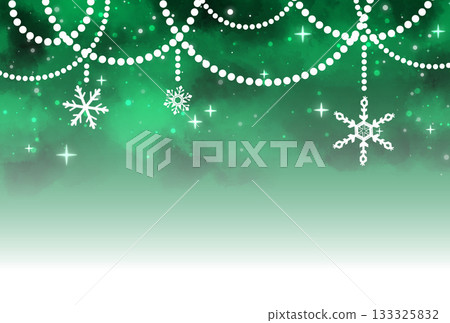 深綠色的雪和珍珠花環構成的閃亮背景 深綠色的雪和珍珠花環構成的閃亮背景 133325832