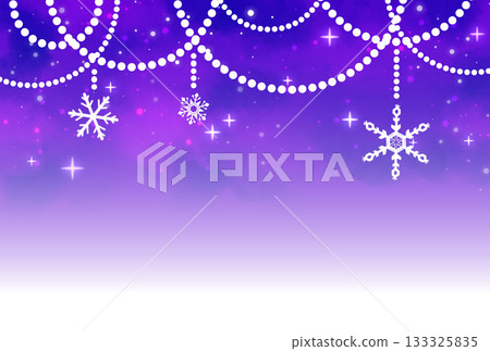 紫色雪花和珍珠花圈構成的閃亮背景 133325835