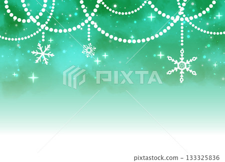 閃閃發光的綠色雪花和珍珠花環背景 133325836