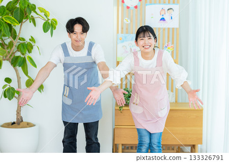 在托兒所工作的保育員 在托兒所工作的保育員 133326791