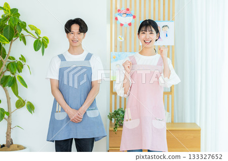 A person working in an apron 133327652