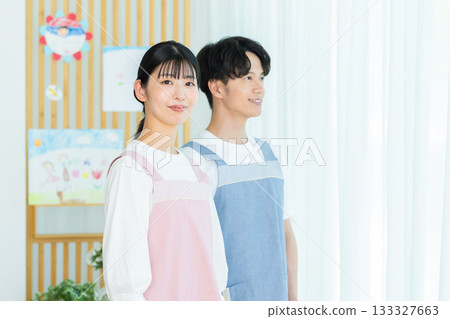 穿著圍裙的幼兒園老師 133327663