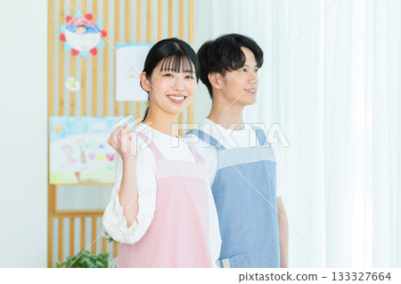 穿著圍裙的幼兒園老師 133327664