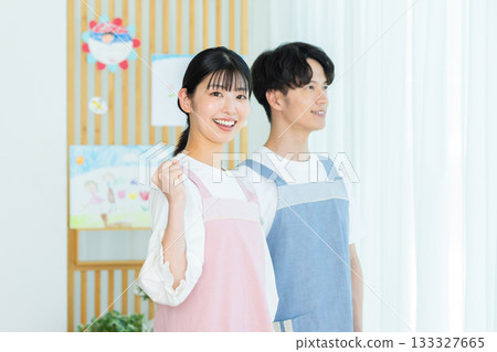 穿著圍裙的幼兒園老師 133327665