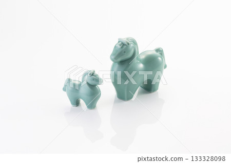Ceramic ornament of a mother and child horse Ceramic ornament of a mother and child horse 133328098