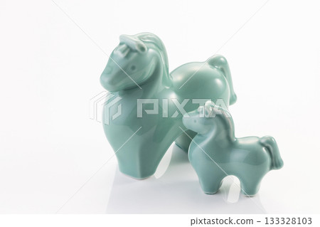 Ceramic ornament of a mother and child horse Ceramic ornament of a mother and child horse 133328103