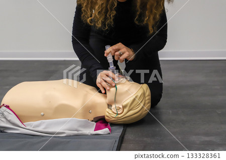 females, doctor, first aid 133328361