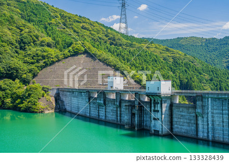 View of the reservoir lake (Kawasemi Lake) of the Otagawa Dam in Morimachi (Shizuoka Prefecture) 133328439
