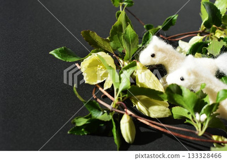 羊毛氈白馬和冬季開花的鐵線蓮 133328466