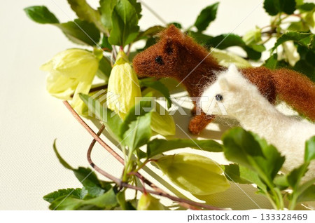 羊毛氈馬和冬季開花的鐵線蓮 羊毛氈馬和冬季開花的鐵線蓮 133328469