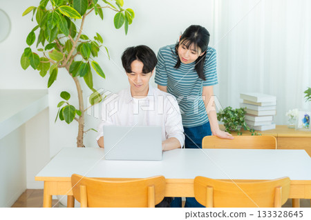 Couple looking at pc 133328645