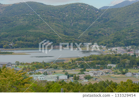從山中湖妙神山全景平台眺望山中湖湖岸 從山中湖妙神山全景平台眺望山中湖湖岸 133329454