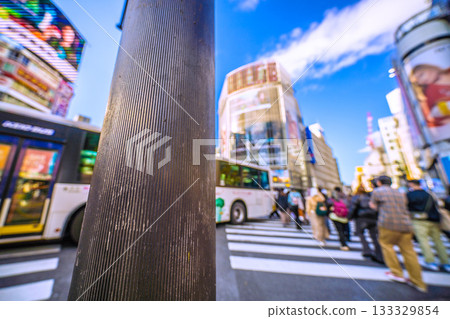 Tokyo cityscape sticker peeled off... Large buses stuck at intersections unable to see ahead, blocking foreign tourists from crossing Tokyo cityscape sticker peeled off... Large buses stuck at intersections unable to see ahead, blocking foreign tourists from crossing 133329854