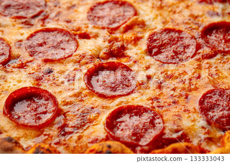 Pepperoni pizza with melted cheese 133333043