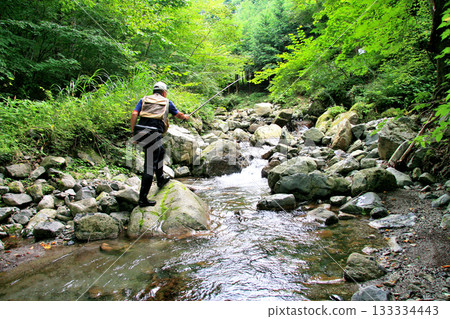 在頗受歡迎的志賀留河進行溪流釣魚 133334443