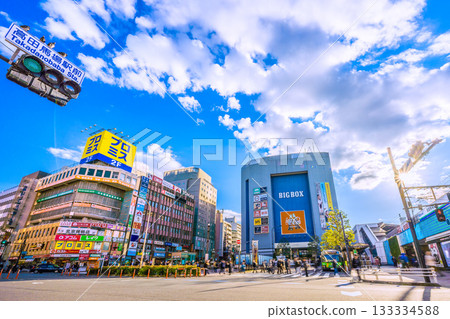 A view of the Tokyo cityscape in Japan, with pigeons nestled... View of Takadanobaba Station, Takadanobaba Station, sunlight, and passing clouds. There are an unusually large number of pigeons. 133334588