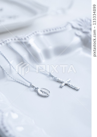 十字架和獎章吊墜禮物圖片 133334899