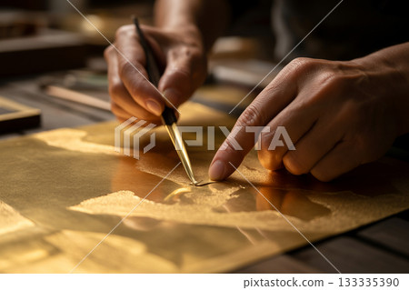 一位工匠小心翼翼地貼上金箔（金澤傳統工藝）。 133335390