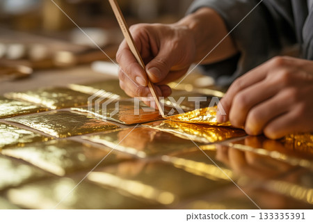一位工匠小心翼翼地貼上金箔（金澤傳統工藝）。 133335391