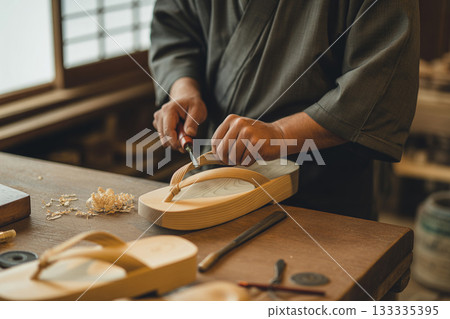 一位工匠正在雕刻木製木屐（日本鞋履文化） 133335395