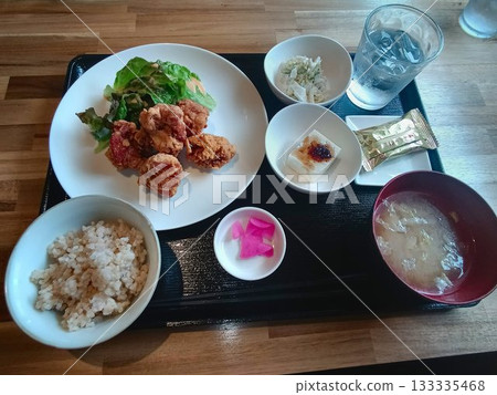 工作的樂趣…午餐吃「炸雞套餐」。 工作的樂趣…午餐吃「炸雞套餐」。 133335468