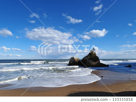 冬季的茨城縣日立市海岸。白色的海浪和岩石拍打著藍天，景色壯麗迷人。 133335858