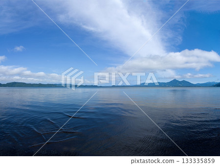 從南面望去，可以看到豬苗代湖和磐梯山。碧空如洗，湖面上白雲朵朵，景色壯麗迷人。 133335859