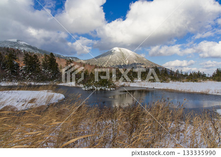 [Aomori Prefecture_Hakkoda_Suiren-numa] First snow of the season at Suiren-numa and the Hakkoda mountain range in October 133335990