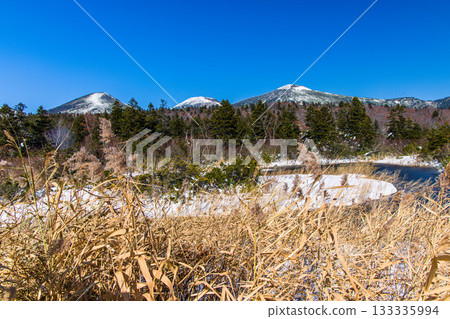 [Aomori Prefecture_Hakkoda_Suiren-numa] First snow of the season at Suiren-numa and the Hakkoda mountain range in October 133335994