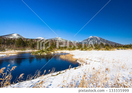 [Aomori Prefecture_Hakkoda_Suiren-numa] First snow of the season at Suiren-numa and the Hakkoda mountain range in October 133335999