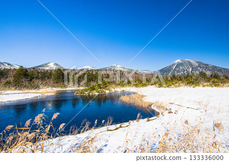 [Aomori Prefecture_Hakkoda_Suiren-numa] First snow of the season at Suiren-numa and the Hakkoda mountain range in October 133336000