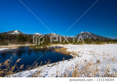 [Aomori Prefecture_Hakkoda_Suiren-numa] First snow of the season at Suiren-numa and the Hakkoda mountain range in October 133336004